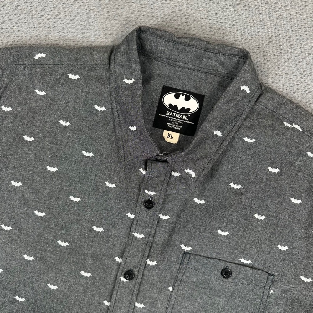 Batman DC Comics Shirt Mens XL Grey Bat Signal Print Short Sleeve Button Down